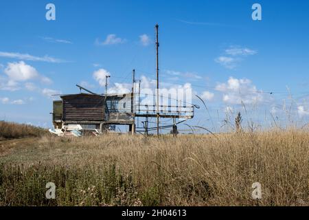 Ein traditionelles italienisches Fischerhaus auf Stelzen an der Mittelmeerküste Stockfoto