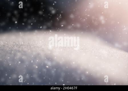 Schneebedeckte Holzplatte im Laternen-Licht. Stockfoto