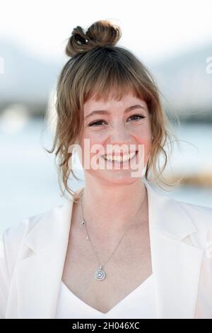 Leonie Benesch nimmt an der Tour du monde en 80 jours Photocall während der 4. Ausgabe des Cannes International Series Festival (Canneseries) in Cannes, Südfrankreich, am 10. Oktober 2021 Teil. Foto von David Niviere/ABACAPRESS.COM Stockfoto