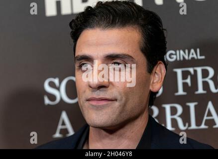 New York, Usa. Oktober 2021. Schauspieler Oscar Isaac nimmt an der Vorführung von HBO-Szenen aus Einer Hochzeit im Museum of Modern Art Teil (Foto: Lev Radin/Pacific Press) Quelle: Pacific Press Media Production Corp./Alamy Live News Stockfoto