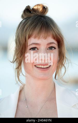 Leonie Benesch nimmt an der Tour du monde en 80 jours Photocall während der 4. Ausgabe des Cannes International Series Festival (Canneseries) in Cannes, Südfrankreich, am 10. Oktober 2021 Teil. Foto von David Niviere/ABACAPRESS.COM Stockfoto