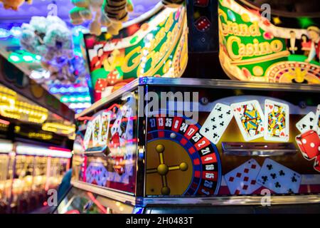 Münzprüfermaschine mit einem Kartenspiel Stockfoto