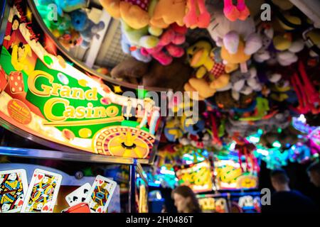 Münzprüfermaschine mit einem Kartenspiel Stockfoto