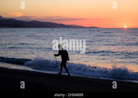 Sonnenaufgang in der Küstenstadt Torre del Mar, Axarquia, Malaga, Andalucía, Costa del Sol, Spanien Stockfoto