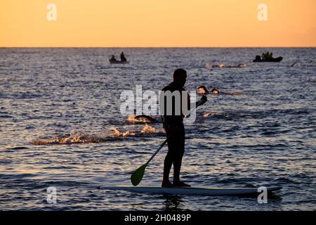 Sonnenaufgang in der Küstenstadt Torre del Mar, Axarquia, Malaga, Andalucía, Costa del Sol, Spanien Stockfoto