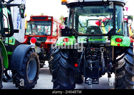 Neue Traktormodelle auf der Landwirtschaftsausstellung für Display Outdoor Stockfoto