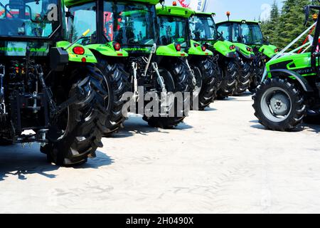 Neue Traktormodelle auf der Landwirtschaftsausstellung für Display Outdoor Stockfoto