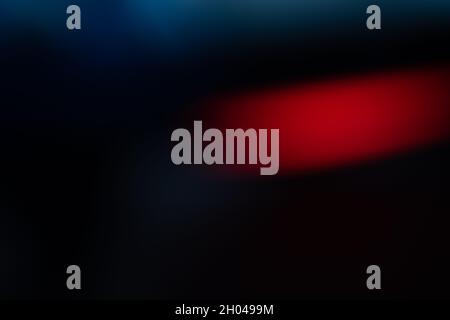 Farbverlauf in Neonfarben. Beweglicher abstrakter unscharfer Hintergrund. Die Farben variieren je nach Position und erzeugen weiche Farbübergänge. Rot, schwarz und blau. Stockfoto