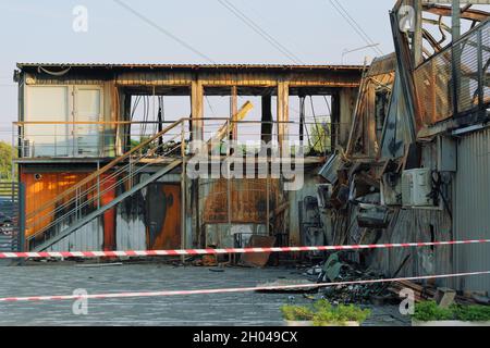 Verbrannte Einkaufsbuden mit verkohltem Dach und Wänden, verbranntes Interieur. Stockfoto