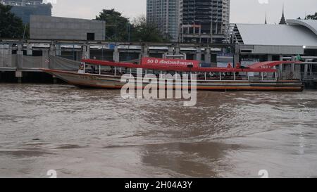 Sathorn Unique Tower am Sathorn Pier entlang des Chao Phraya Flusses Bangkok Thailand Stockfoto