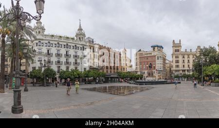 Córdoba Spanien - 09 13 2021: Blick auf den Teldillas-Platz, Plaza de las tendillas, der als Hauptplatz der Stadt gilt, klassische Gebäude, Brunnen Stockfoto