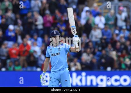 Der englische Cricket-Spieler Jos Buttler wurde während des 12. Spiels des ICC (International Cricket Council) Cricket World Cup zwischen Bangladesch und England in Cardiff in Aktion gesehen.England gewann mit 106 Läufen. Stockfoto