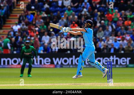 Der englische Cricket-Spieler Jos Buttler wurde während des 12. Spiels des ICC (International Cricket Council) Cricket World Cup zwischen Bangladesch und England in Cardiff in Aktion gesehen.England gewann mit 106 Läufen. Stockfoto