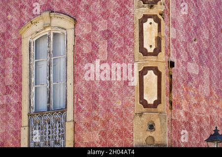 Altes, mit Azulejos bedecktes Haus in der Altstadt von Silves, Algarve, Portugal Stockfoto