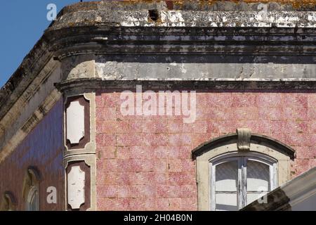Altes, mit Azulejos bedecktes Haus in der Altstadt von Silves, Algarve, Portugal Stockfoto