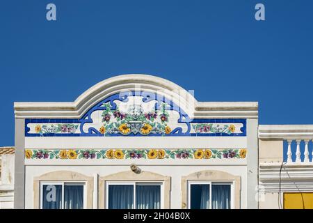 Giebel und Wände eines renovierten Hauses in der Altstadt von Silves, Algarve, Portugal Stockfoto
