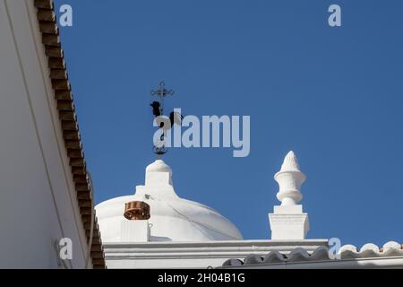 Wetterfahne auf dem Kirchturm in der Altstadt von Loulé, Algarve, Portugal Stockfoto