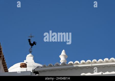 Wetterfahne auf dem Kirchturm in der Altstadt von Loulé, Algarve, Portugal Stockfoto