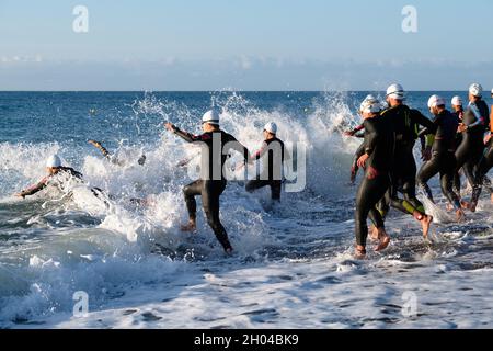 Athleten, die am Torre del Mar Triathlon 2021, Axarquia, Malaga, Andalucía, Costa del Sol, Spanien Stockfoto