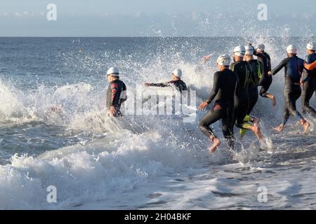 Athleten, die am Torre del Mar Triathlon 2021, Axarquia, Malaga, Andalucía, Costa del Sol, Spanien Stockfoto