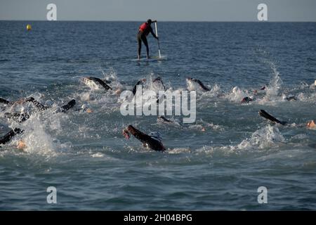 Athleten, die am Torre del Mar Triathlon 2021, Axarquia, Malaga, Andalucía, Costa del Sol, Spanien Stockfoto