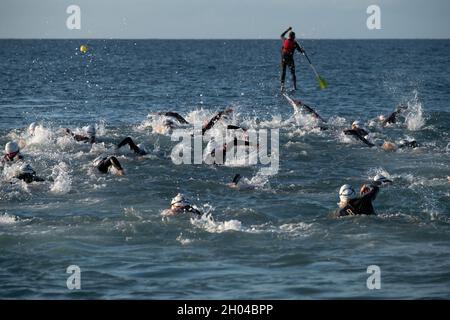 Athleten, die am Torre del Mar Triathlon 2021, Axarquia, Malaga, Andalucía, Costa del Sol, Spanien Stockfoto