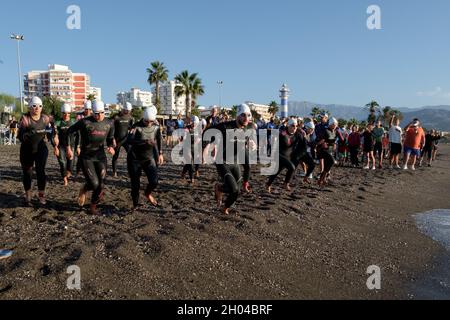 Athleten, die am Torre del Mar Triathlon 2021, Axarquia, Malaga, Andalucía, Costa del Sol, Spanien Stockfoto