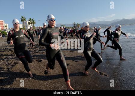 Athleten, die am Torre del Mar Triathlon 2021, Axarquia, Malaga, Andalucía, Costa del Sol, Spanien Stockfoto