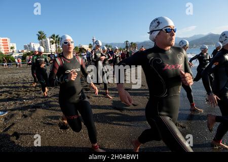 Athleten, die am Torre del Mar Triathlon 2021, Axarquia, Malaga, Andalucía, Costa del Sol, Spanien Stockfoto