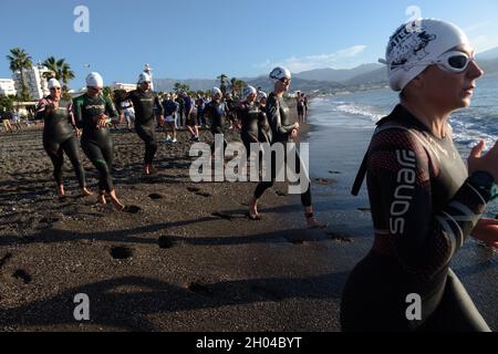 Athleten, die am Torre del Mar Triathlon 2021, Axarquia, Malaga, Andalucía, Costa del Sol, Spanien Stockfoto