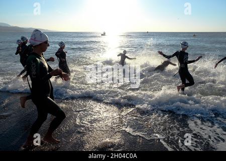 Athleten, die am Torre del Mar Triathlon 2021, Axarquia, Malaga, Andalucía, Costa del Sol, Spanien Stockfoto