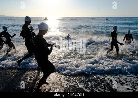 Athleten, die am Torre del Mar Triathlon 2021, Axarquia, Malaga, Andalucía, Costa del Sol, Spanien Stockfoto