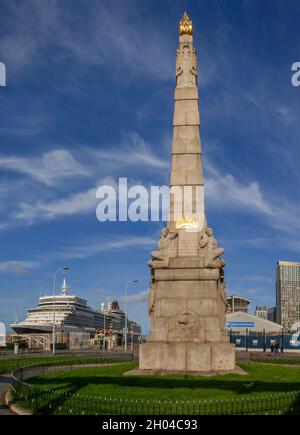 Cunard-Kreuzfahrt-Liner Queen Elizabeth am Liverpool Cruise Terminal. Stockfoto