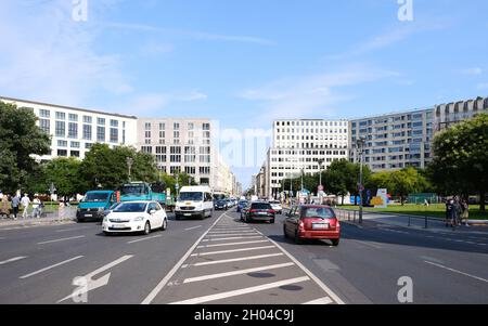 Berlin, 25. August 2021, Blick auf den Leipziger Platz in Richtung Leipziger Straße. Stockfoto