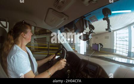 Frau parkt ein Auto auf einem mehrspeicherten Parkplatz in Venedig, Italien Stockfoto