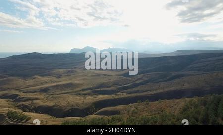 Fliegen Über Bergkette Sommer Luftlandschaft Nebel Geschichteten Berghügel. Aufnahme. Stockfoto
