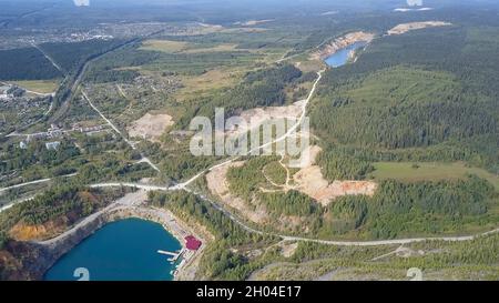 Wunderschöne Aussicht auf den Bergteich. Clip. Teich im Steinbruch. Stockfoto