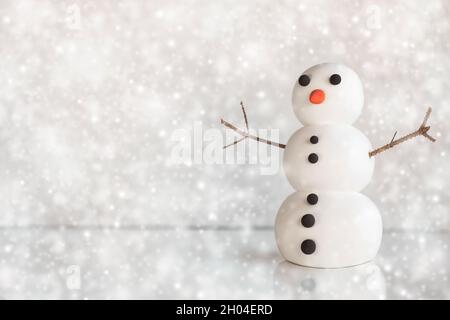 Nette Schneemann Figur auf Winter gefrorenen Hintergrund mit Schneeflocken. Mockup, Kunstszene, Grußkarte, frohe weihnachten, saisonaler Hintergrund. Winter Stockfoto