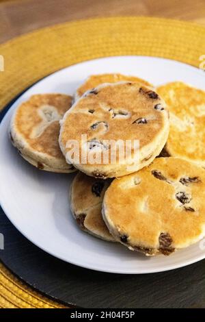 Walisische Kuchen mit Rosinen auf einem Teller Stockfoto