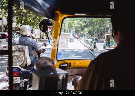 Bangalore, Indien - 08. Juni 2020. Rikscha fährt durch die Straßen von Bengaluru Indien. Blick aus dem Inneren des Tuk Tuk. Fahrer Taxi und Bürger Stockfoto