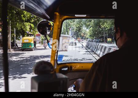 Bangalore, Indien - 08. Juni 2020. Rikscha fährt durch die Straßen von Bengaluru Indien. Blick aus dem Inneren des Tuk Tuk. Fahrer Taxi und Bürger Stockfoto