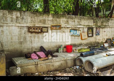 Bangalore, Indien - 04. Mai 2020: Obdachloser schläft auf dem Bürgersteig auf der Straße von Bangalore, Indien. Stockfoto
