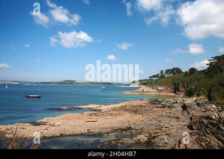 Blick auf die Fal-Mündung von St. Anthony's Head, Cornwall, Großbritannien: Carricknath Point und Castle Point dahinter Stockfoto