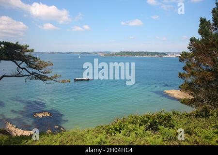 Blick über die Fal-Mündung von Carricknath Point nach Falmouth, Cornwall, Großbritannien Stockfoto