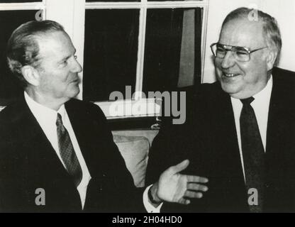 Der amerikanische Außenminister James Baker (links) und der deutsche Bundeskanzler Helmut Kohl, 1989 Stockfoto