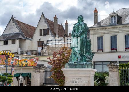 Denkmal mit der Statue des Schriftstellers Alfred de Vigny in Loches, Loire-Tal, Frankreich | Denkmal mit der Statue des Dichters Alfred de Vigny i. Stockfoto