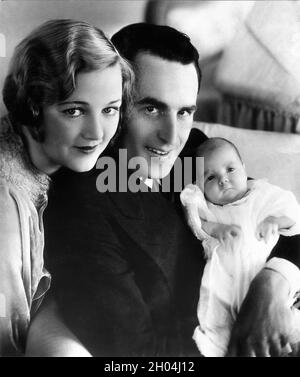 HAROLD LLOYD und seine Frau MILDRED DAVIS LLOYD mit ihrem einzigen Sohn HAROLD LLOYD Jr. kurz nach seiner Geburt am 25. Januar 1931 Stockfoto