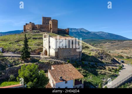 Kirche der Jungfrau der Höhle in Trasmoz, Region Tarazona, Provinz Zaragoza, Spanien. Im Hintergrund die Burg Stockfoto