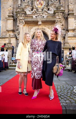 09. Oktober 2021, Niedersachsen, Bückeburg: Ehrenmädchenin Lilly Prinzessin zu Sayn-Wittgenstein-Berleburg (r) kommt mit Tochter Lana (m) zur Kirchenhochzeit von Prinz Alexander zu Schaumburg-Lippe und Prinzessin Mahkameh vor der Bückeburger Stadtkirche an. Junge Frau (l) wird nicht identifiziert. Foto: Moritz Frankenberg/dpa Stockfoto