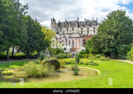 Der Stadtpark Jardin Public und Logis Royal, Schloss Loches, Loire-Tal, Frankreich | Öffentlicher Garten Loches Jardin Public und die königliche Lodge, Château Stockfoto